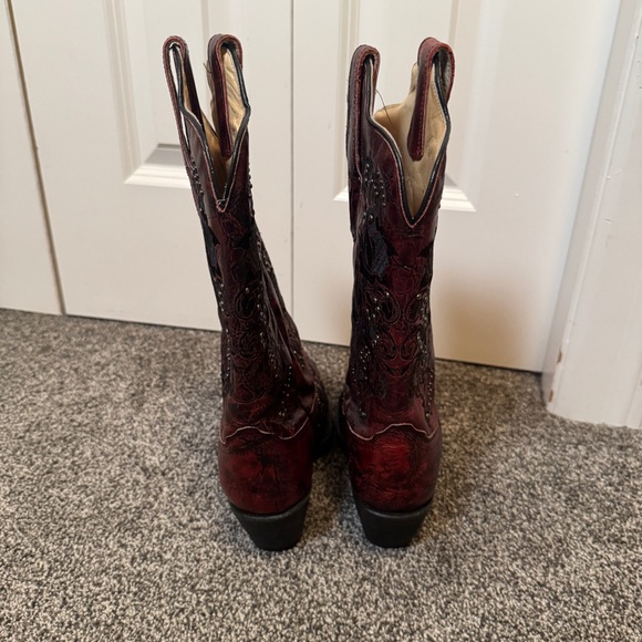 Corral Women’s 6M Red/Black Floral Embroidered Studded Snip Toe Western Boots - Picture 3 of 10